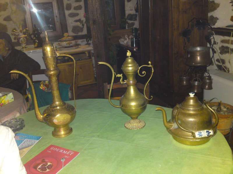 Продавам огромни бронзови или месингови и медени Ибрици и Чаиник