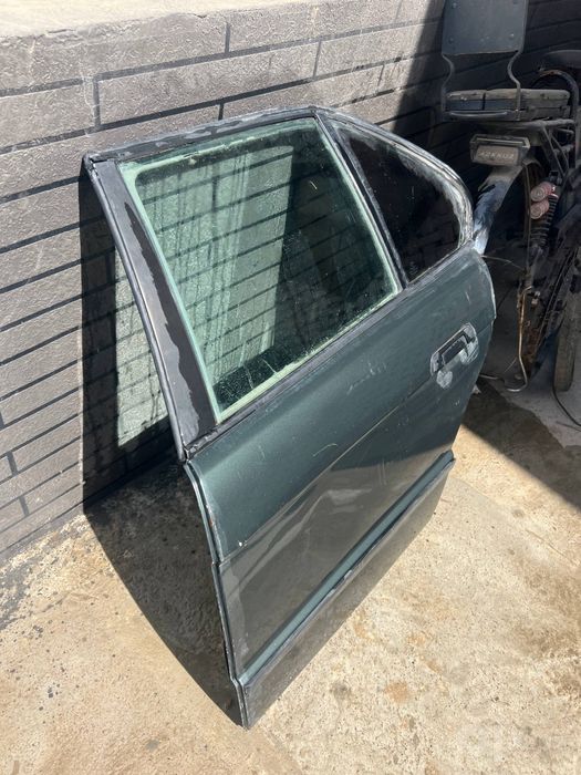 BMW E34 orqa eshik sotiladi