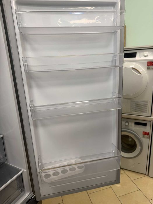 Хладилник c долна камера LG DoorCooling  технология, 384L капацитет
