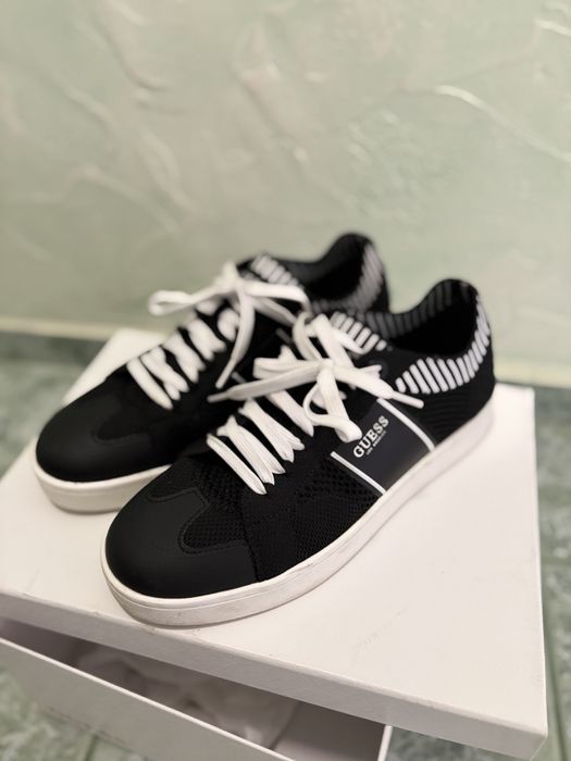 Сникърси Guess.