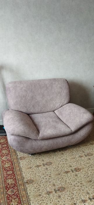 Комплект из двух диванов,кресло и подушки