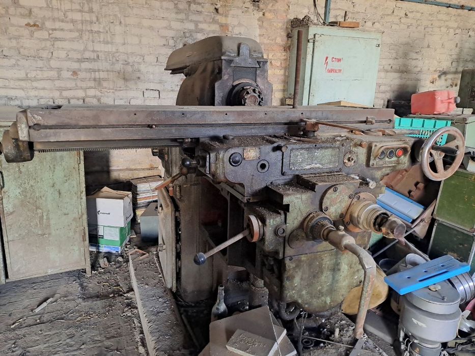 Продаётся фрезерный станок состояние б.у рабочая