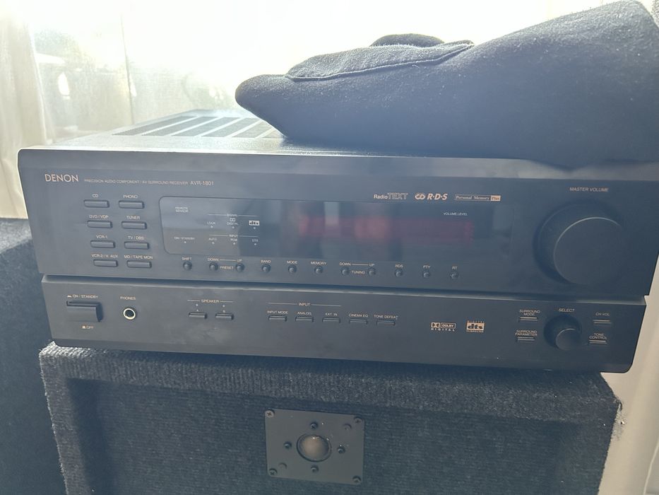 Vand 4 boxe cu tot cu amplificator si stativ