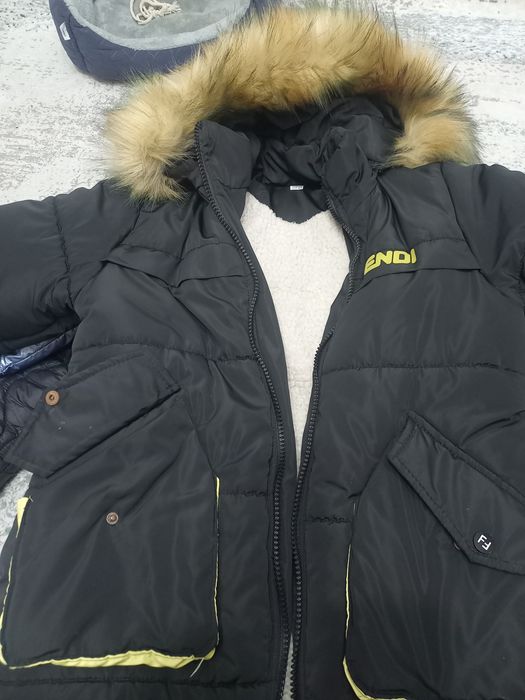 Продам куртки на девочку.