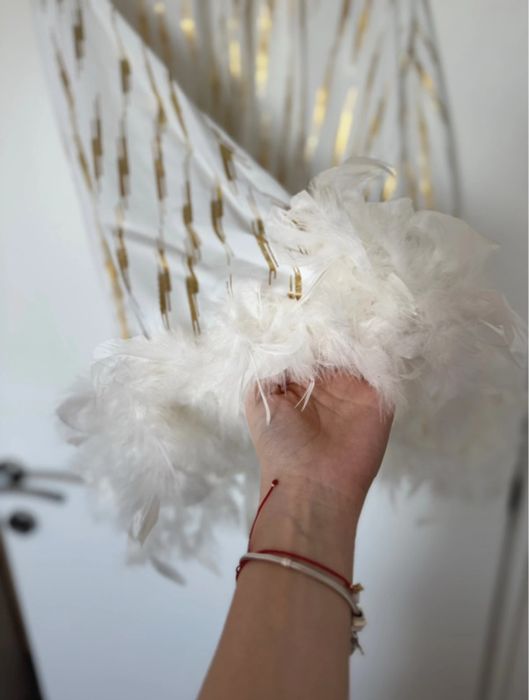 Camasa alb cu auriu si pene