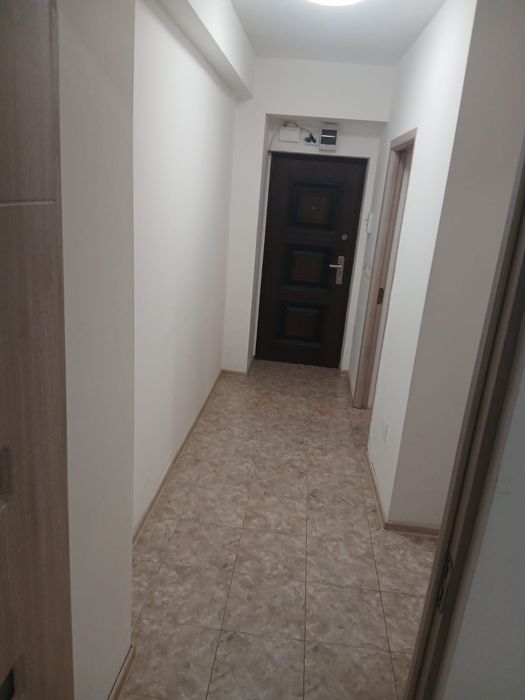 Închiriez garsoniera.