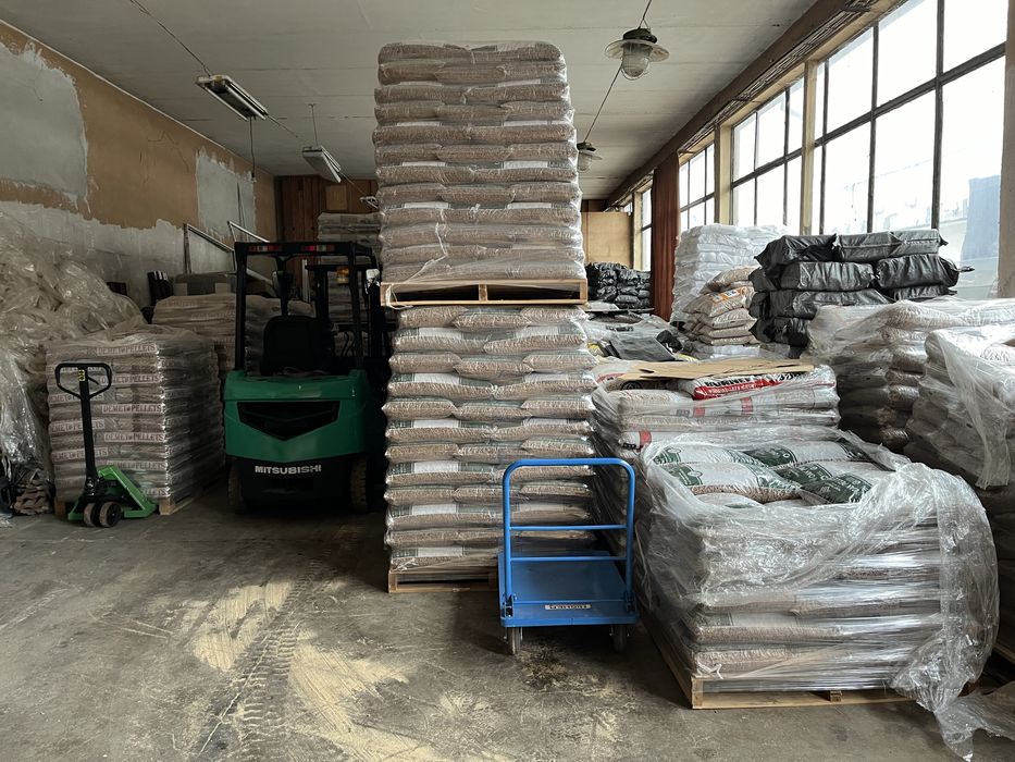 Пелети и екобрикети от дърво и слънчоглед