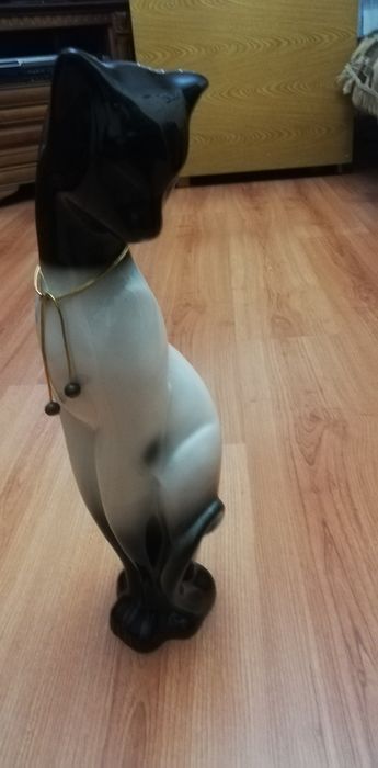 Продам статуэтку кошечка.