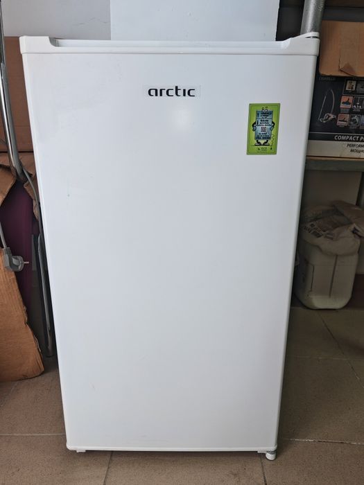 Frigider cu o usa Arctic capacitate mică, 120 l, Clasa E, H 84 cm, Al