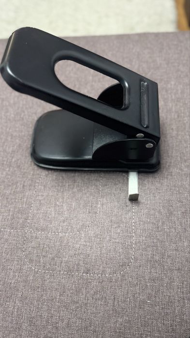 Дырокол Attache.