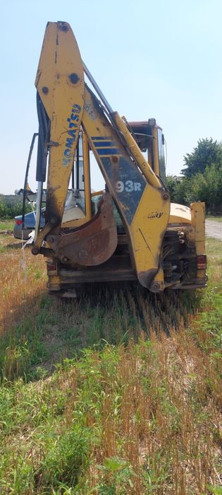 Vând buldoexcavator komatsu