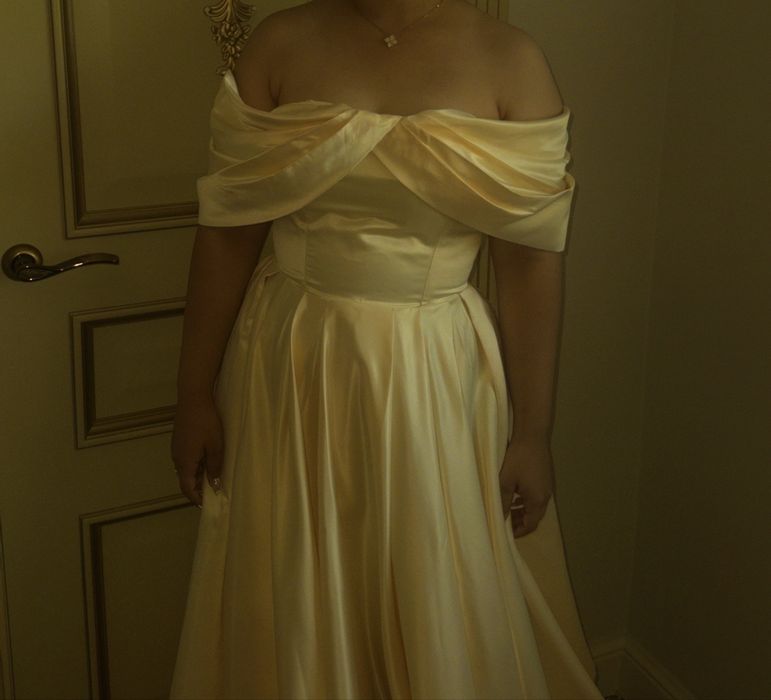 Вечернее платье с открытыми плечами