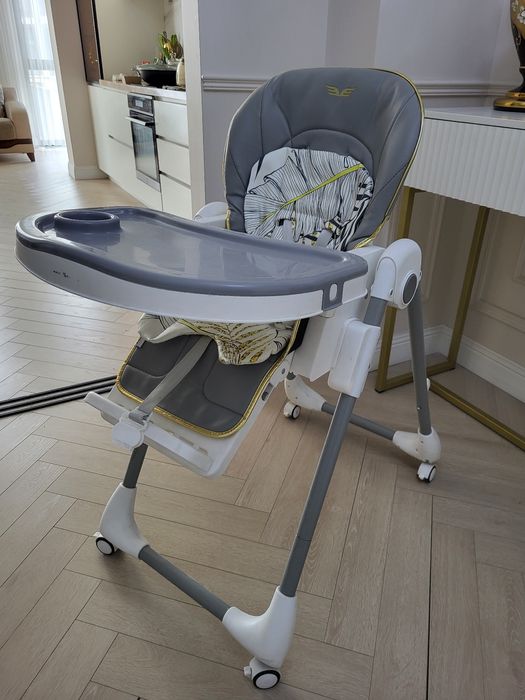 Срочно продам детский стол обеденный...