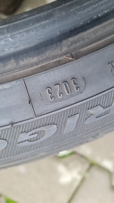 Anvelope, cauciucuri de iarnă 235 45 18 Debica Frigo, 200lei ambele.