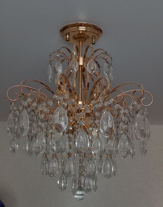 Продам люстру на потолок