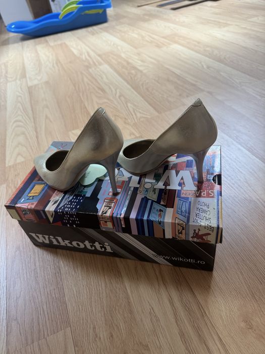 Pantofi stiletto din piele, culoare aurie, marime 35