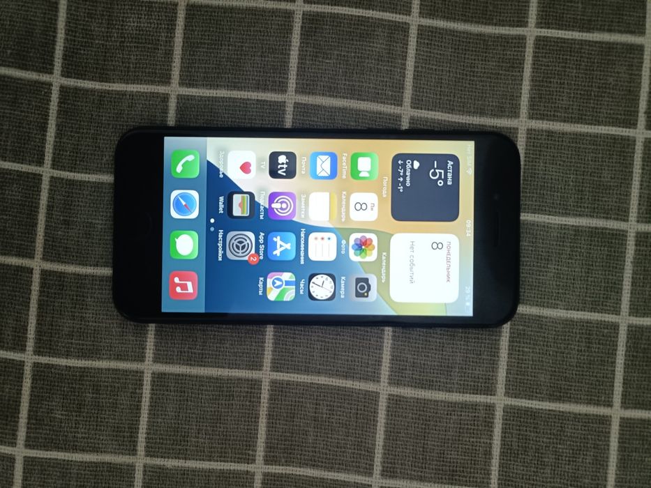 Продаю iPhone SE 2020