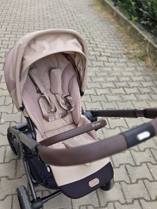 Здравейте продавам много малко ползвана бебешка количка.