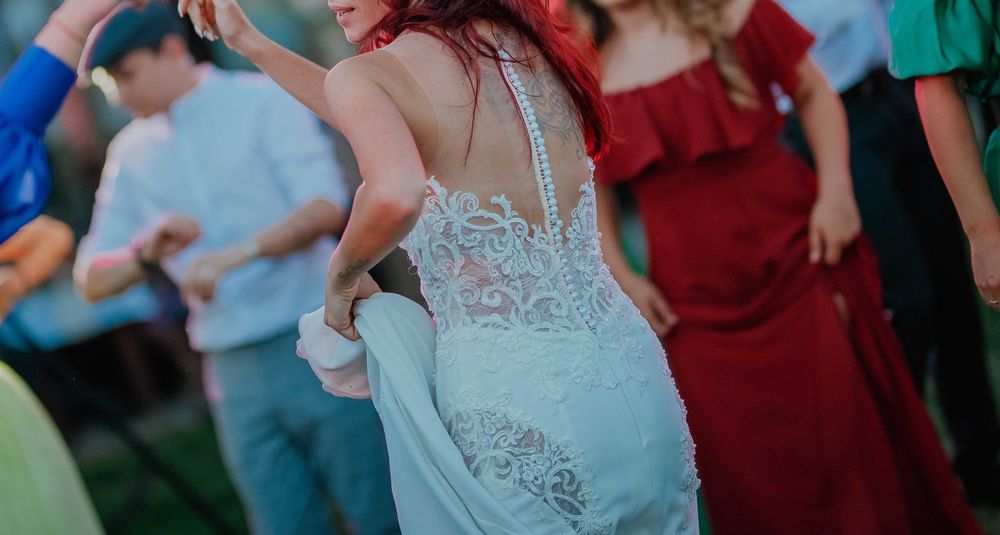 Булчинска рокля с дантела и пайети