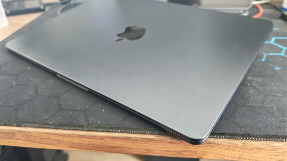 Vând MacBook Air 13-inch, generația 2024 cu Apple M3