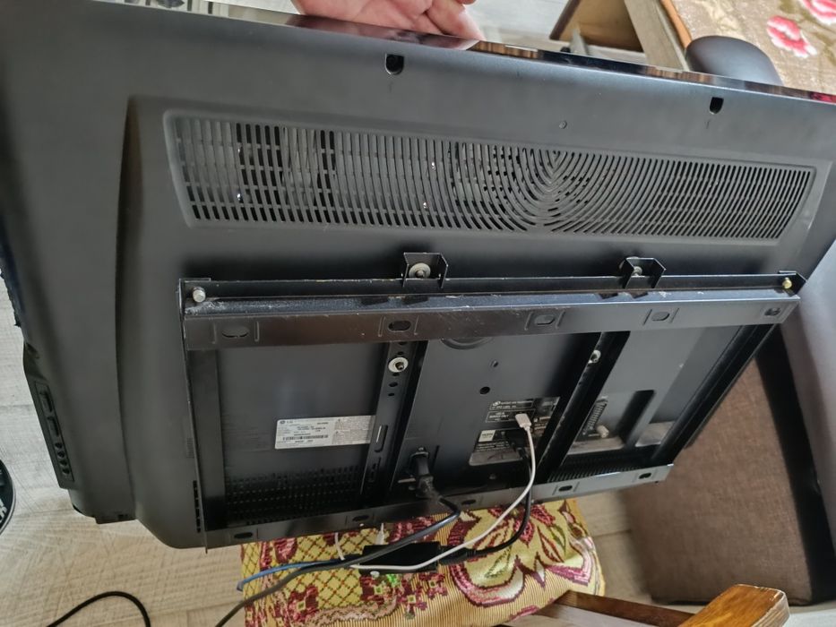 Телевизор LG , голосовой пульт .