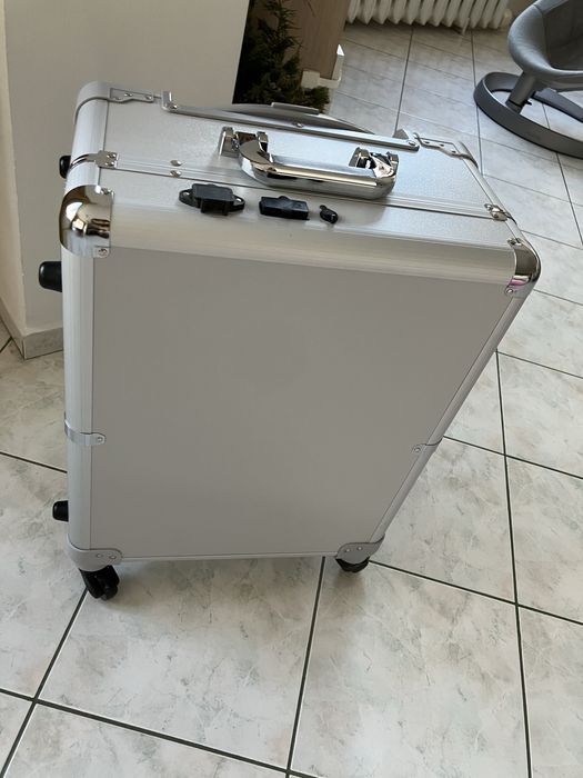 Козметичен куфар със светлини и аксесоари, нов