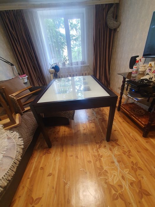 Стол из красного дерева