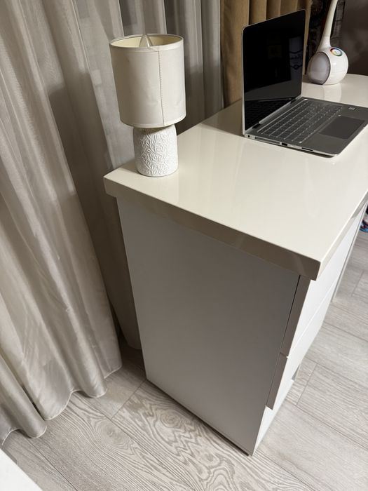 Birou alb modern cu 2 sertare soft close, blat gros MDF rezistent, colț rotunjit