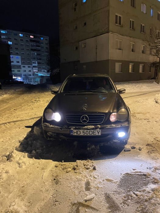 Vând Mercedes c180