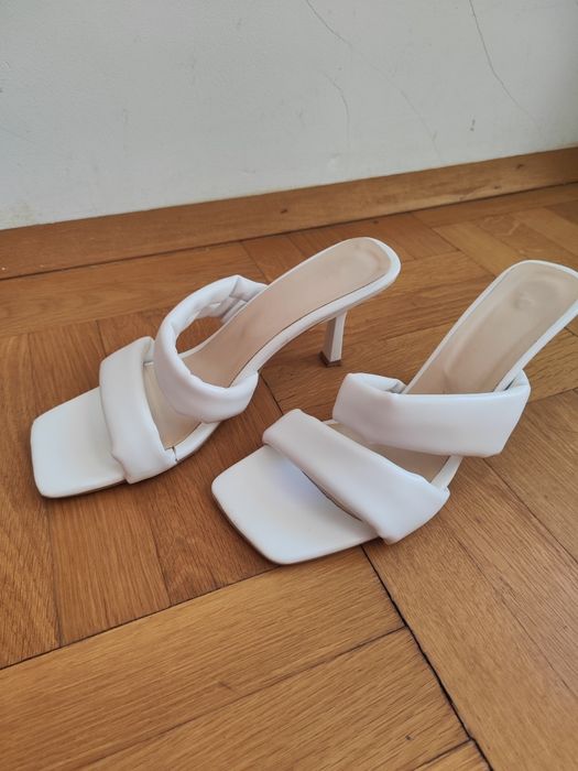 Елегантни чехли на ток