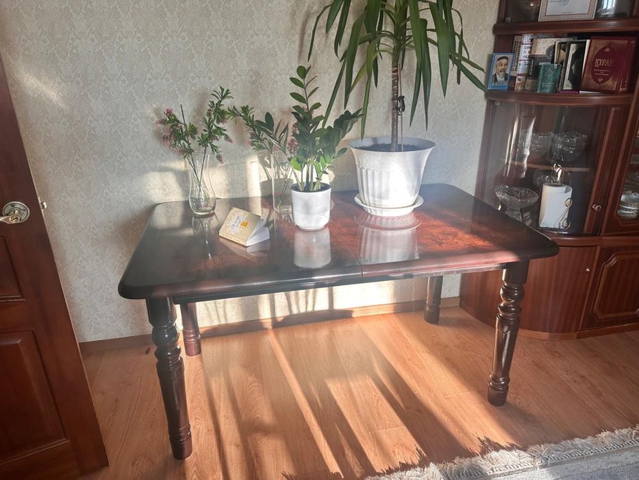 Продам стол для гостиной