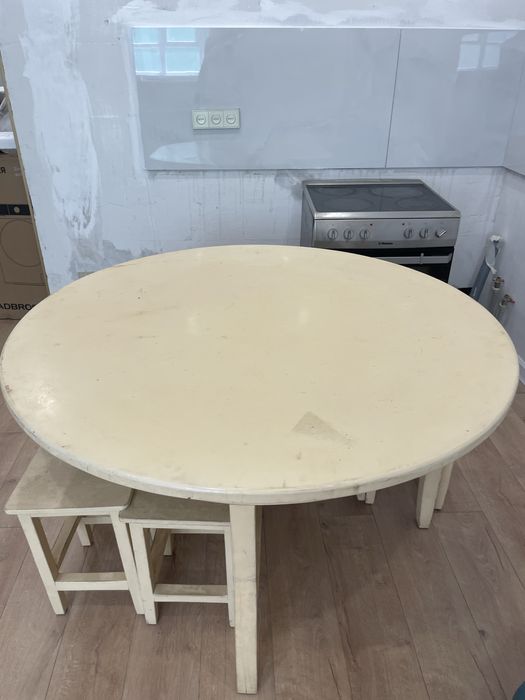 продам круглый стол со стульями