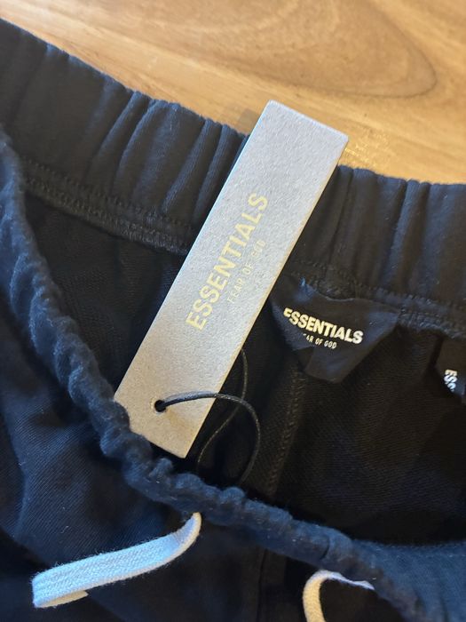 pantaloni essentials