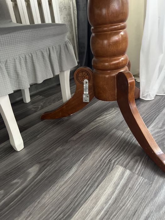 Продам стол в гостинную