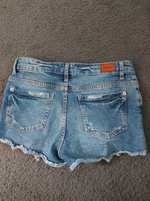 Pantalonii scurți Mango