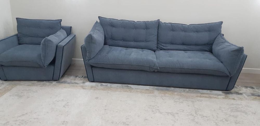 Синий диван с креслом