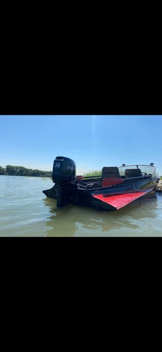 Продам лодку с мотором с прецепом