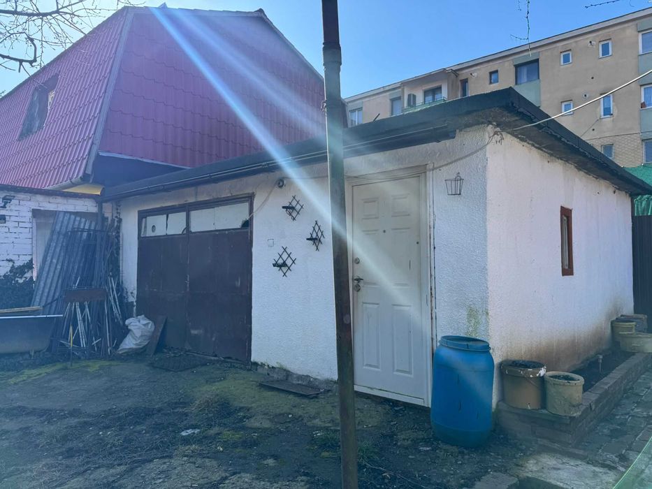 Casă în curs de construcție singură în curte