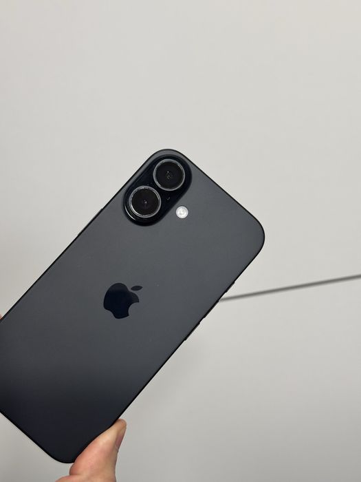 Продавам iPhone 16 с гаранция