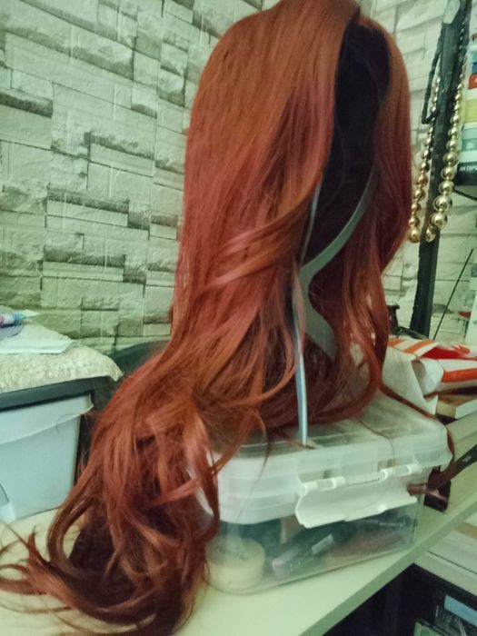 Червена дълга перука