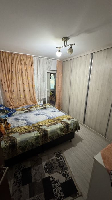 Vand apartament 3 camere+ garaj