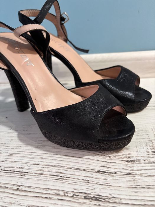 Елегантни високи обувки