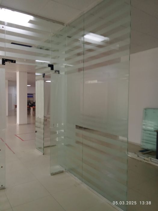 Цельностеклянная перегородка офисов