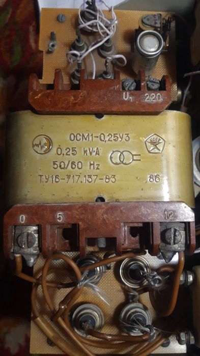 Зарядное устройство,  трансформатор,  вольтметр, кулер.