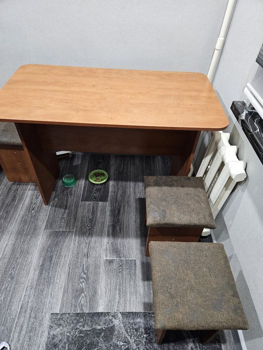 Стол и 4 табуретки