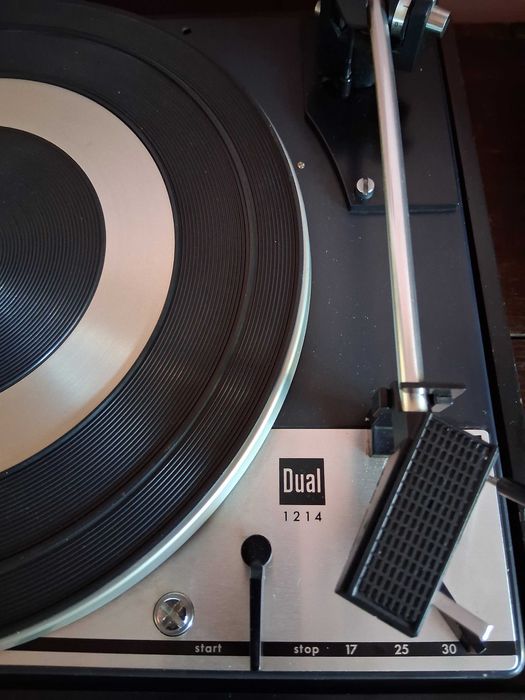Продавам грамофон DUAL 1214
