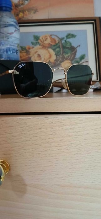 Продавам неупотребявани слънчеви очила Рей Бан.