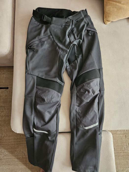 Продавам летни панталони за мотор Rev'it