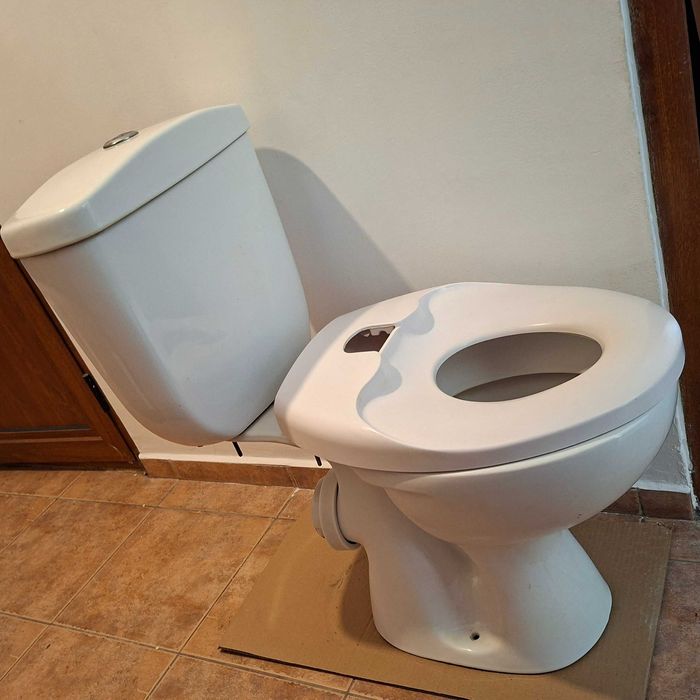 Тоалетна чиния с комбиниран капак