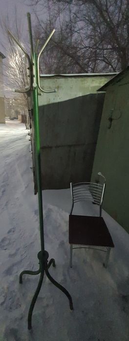 Стул барный и вешалка..